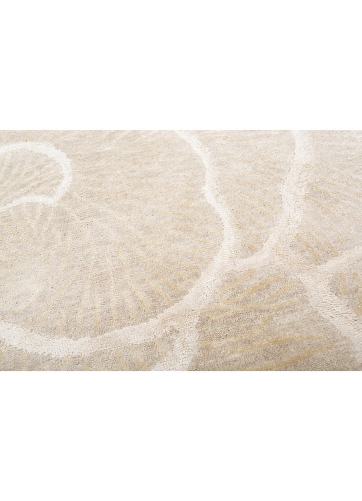 aprezo ivory wool and silk hand knotted Rug - CloseUp