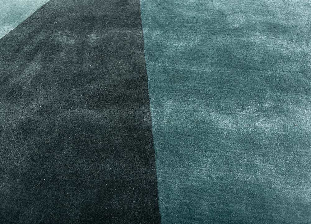 come around blue viscose hand tufted Rug - CloseUp