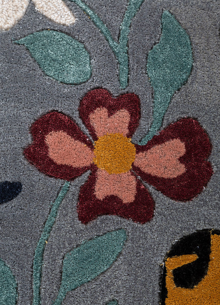 wild wanderlust grey and black wool and viscose hand tufted Rug - CloseUp