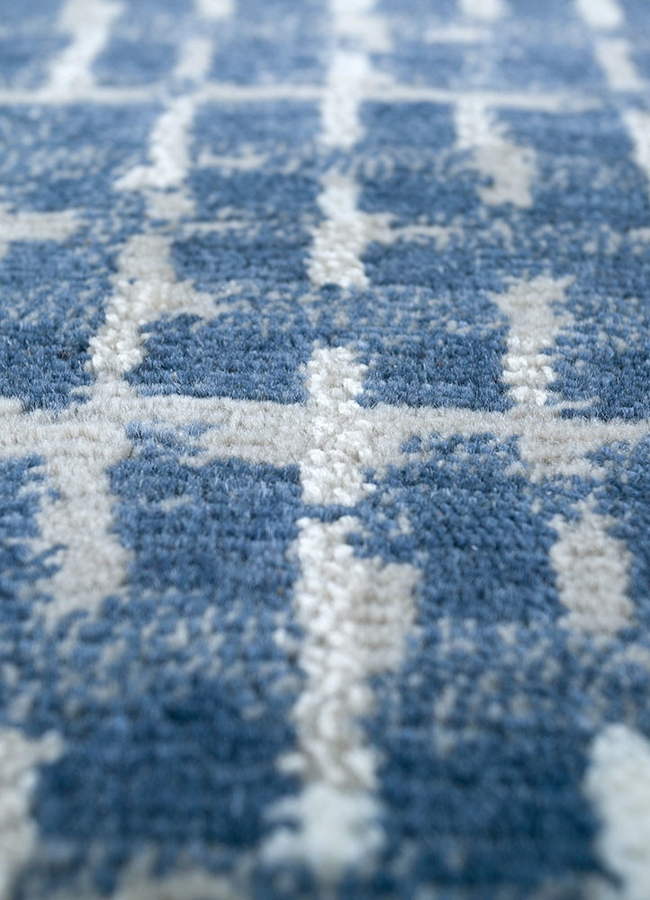 uvenuti blue wool and silk hand knotted Rug - CloseUp