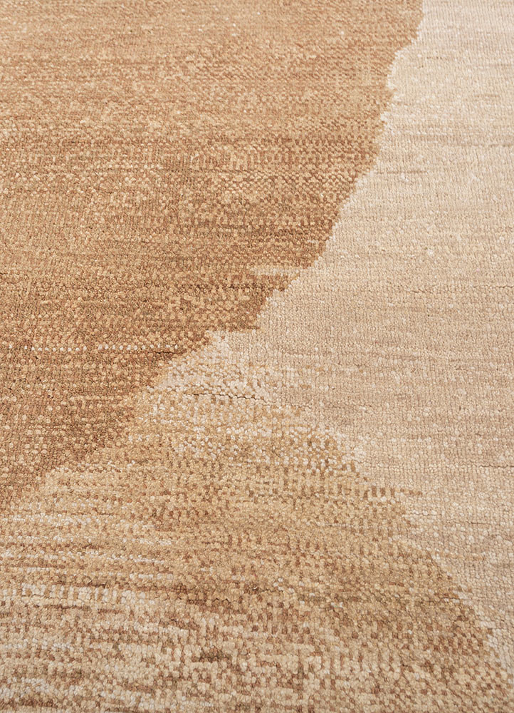 aprezo ivory wool and silk hand knotted Rug - CloseUp
