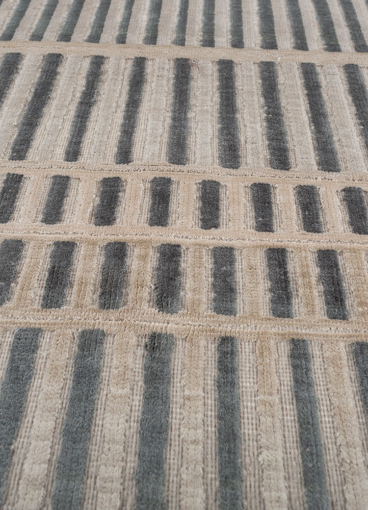 entropy ivory wool and silk hand knotted Rug - CloseUp