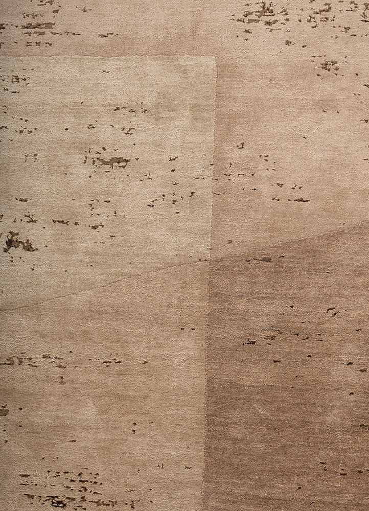 unfold by kavi ivory wool and silk hand knotted Rug - CloseUp