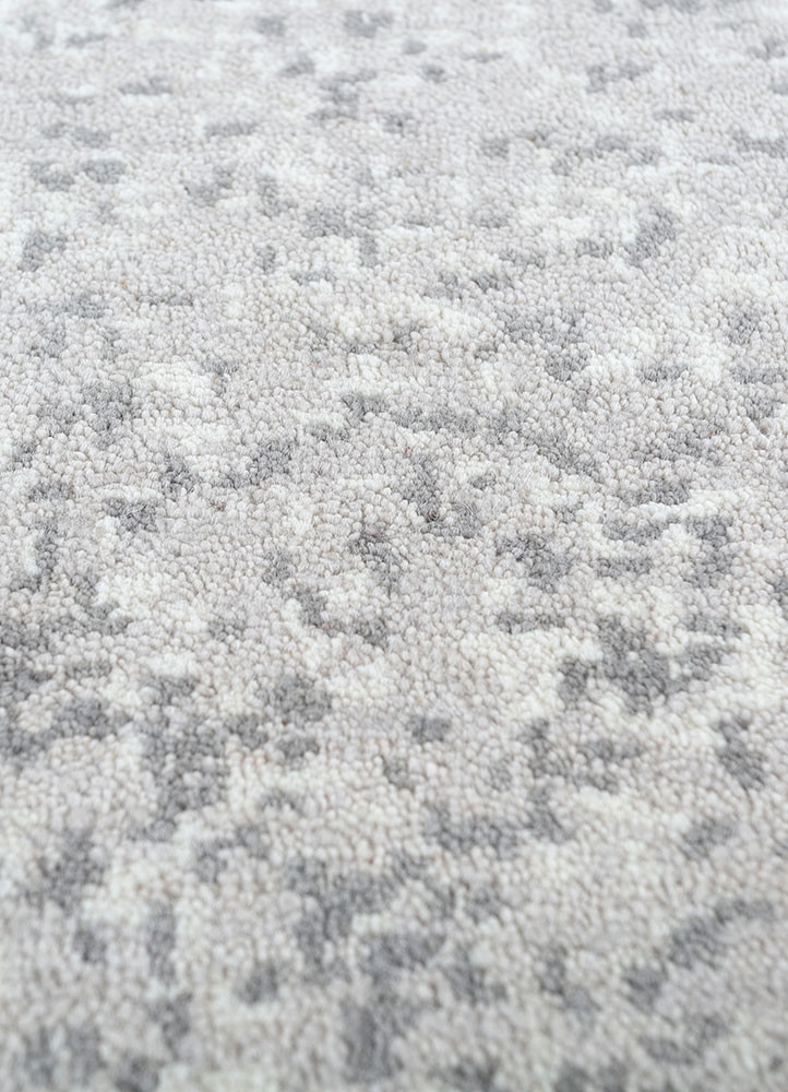 uvenuti ivory wool hand knotted Rug - CloseUp