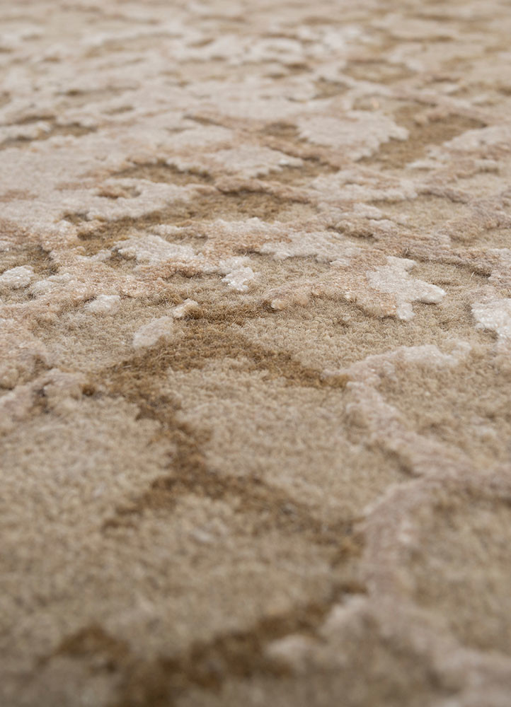 tattvam gold wool and bamboo silk hand knotted Rug - CloseUp