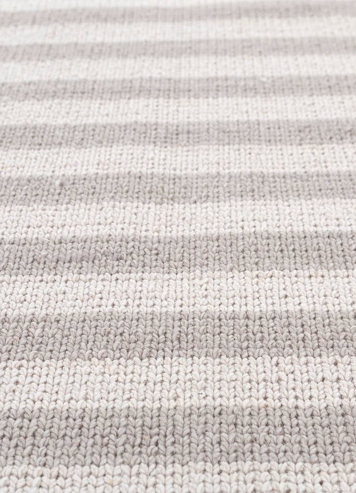 saga grey and black wool hand loom Rug - CloseUp