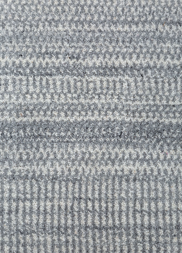 saga grey and black wool hand loom Rug - CloseUp saga grey and black wool hand loom Rug - CloseUp