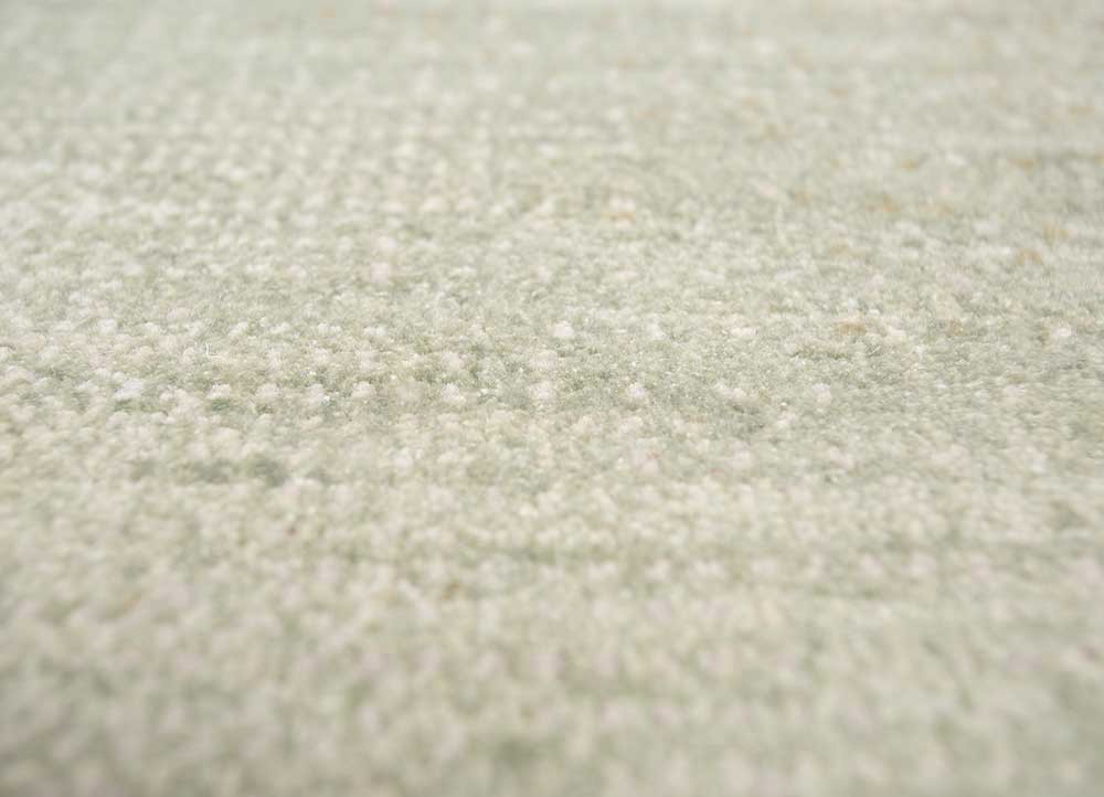 aprezo ivory wool and silk hand knotted Rug - CloseUp