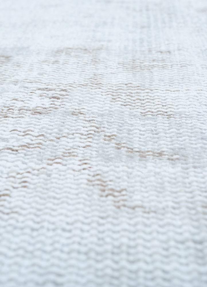 vintage ivory wool hand knotted Rug - CloseUp