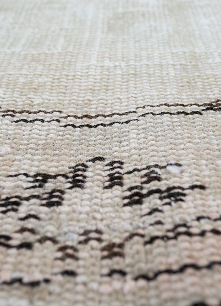 vintage gold wool hand knotted Rug - CloseUp