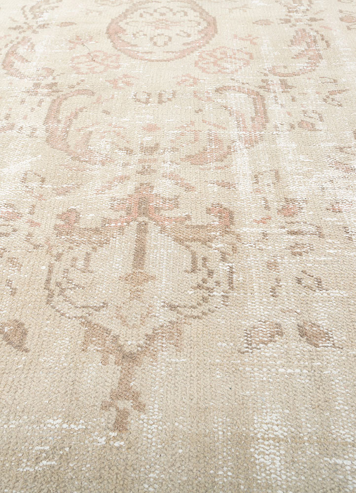 vintage ivory wool hand knotted Rug - CloseUp