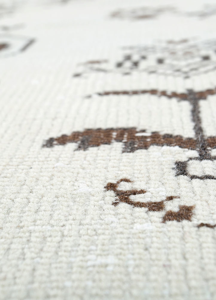 vintage beige and brown wool hand knotted Rug - CloseUp vintage beige and brown wool hand knotted Rug - CloseUp