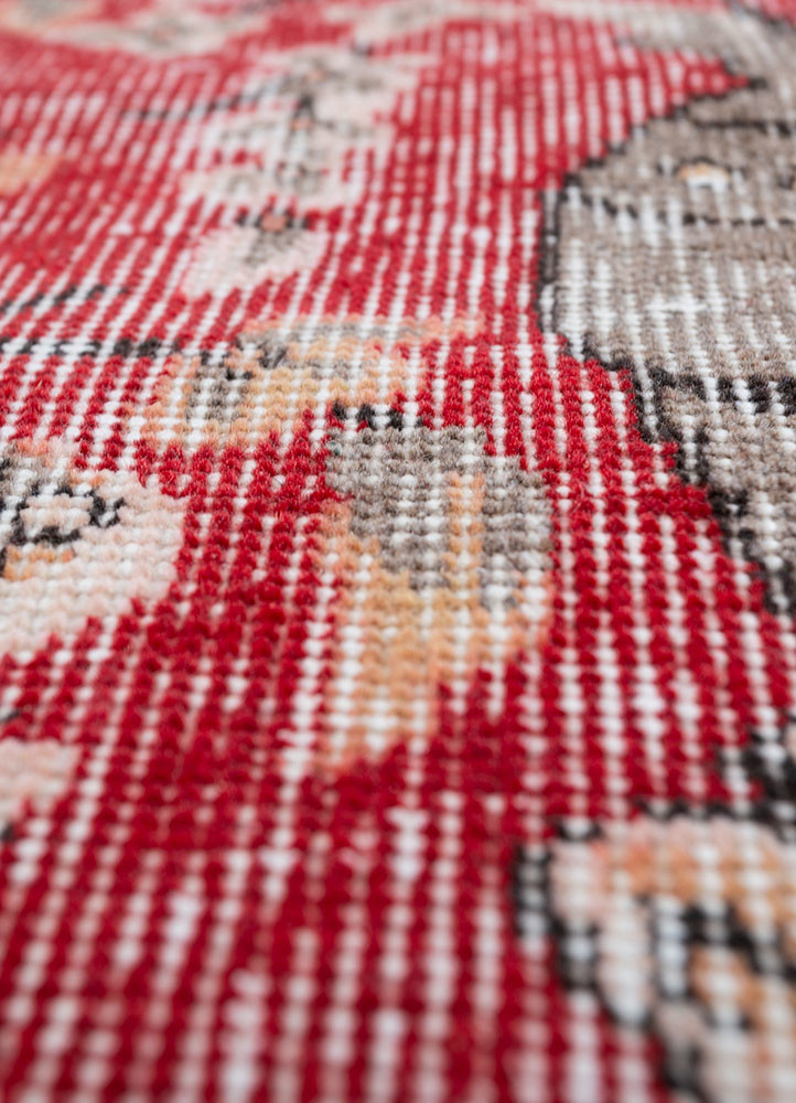 vintage red and orange wool hand knotted Rug - CloseUp vintage red and orange wool hand knotted Rug - CloseUp