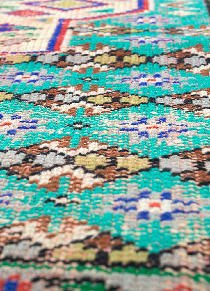 vintage multi wool hand knotted Rug - CloseUp vintage multi wool hand knotted Rug - CloseUp