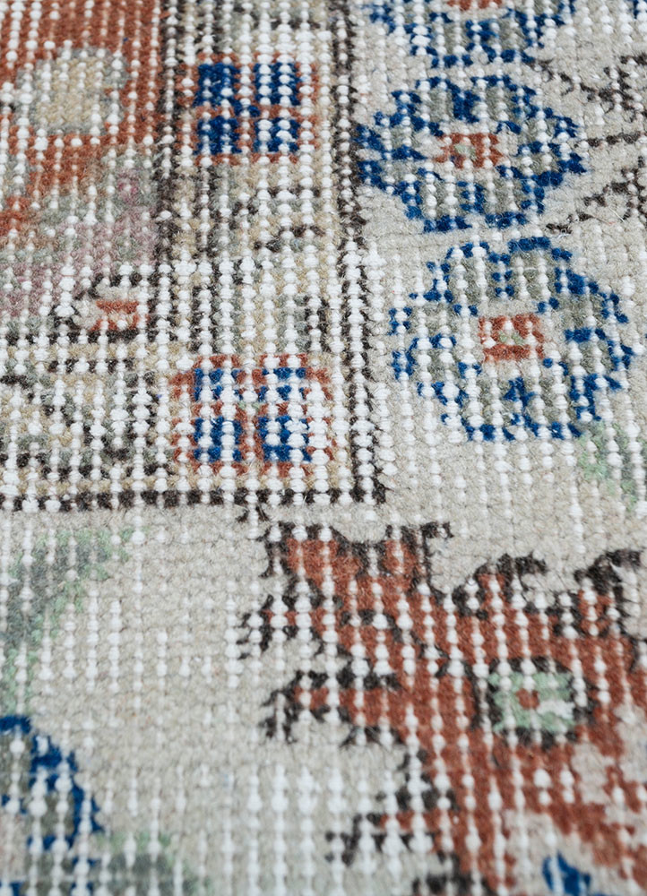 vintage red and orange wool hand knotted Rug - CloseUp vintage red and orange wool hand knotted Rug - CloseUp