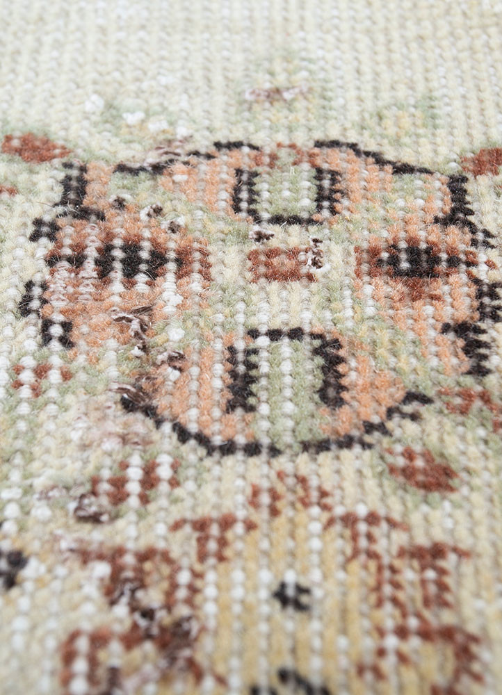 vintage ivory wool hand knotted Rug - CloseUp