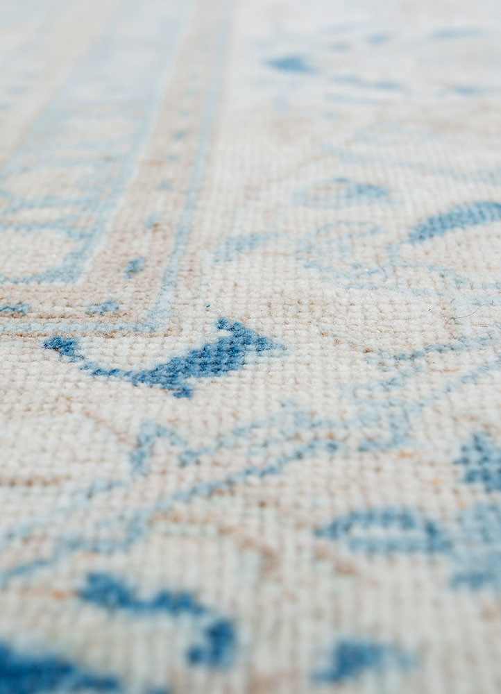 vintage ivory wool hand knotted Rug - CloseUp