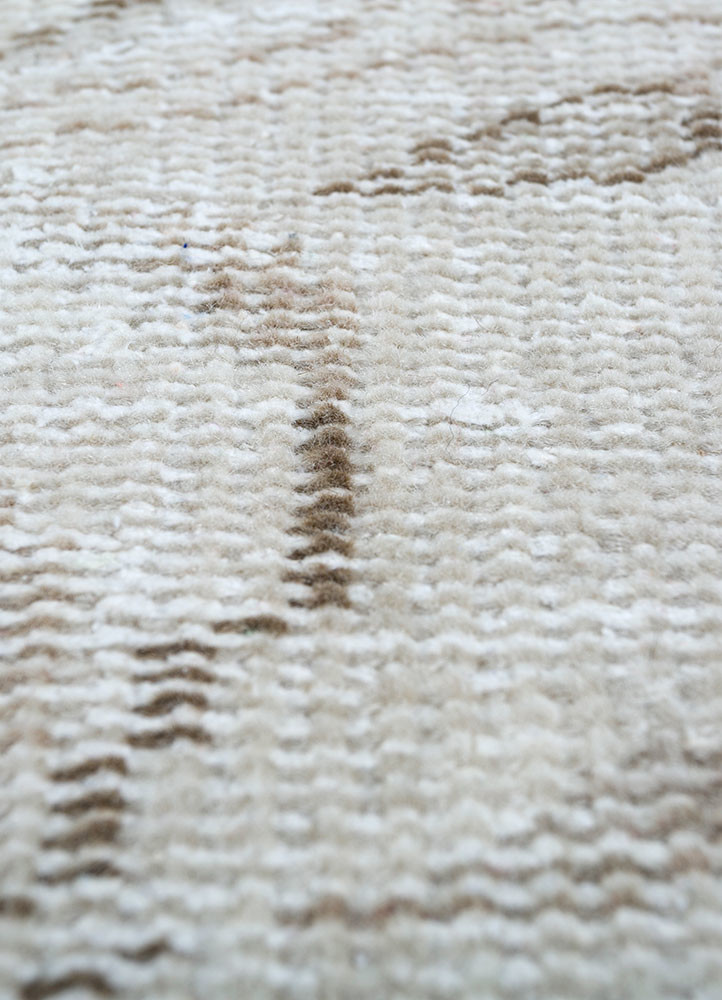 vintage ivory wool hand knotted Rug - CloseUp vintage ivory wool hand knotted Rug - CloseUp