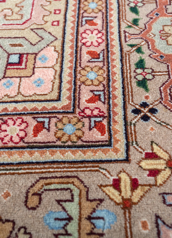 aalam ivory wool hand knotted Rug - CloseUp