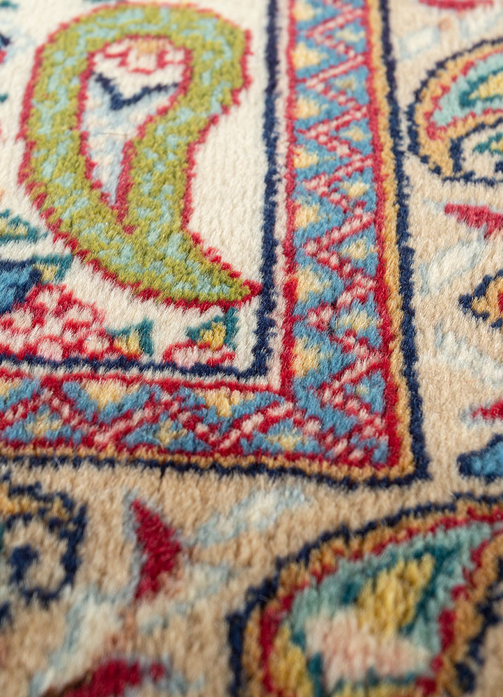 aalam gold wool hand knotted Rug - CloseUp