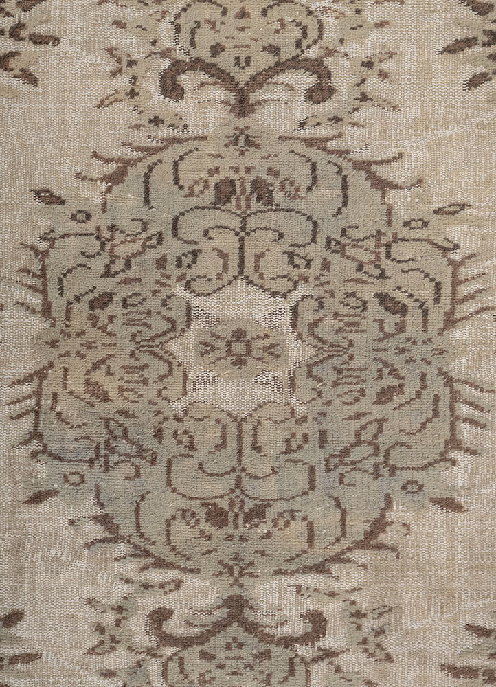 vintage ivory wool hand knotted Rug - CloseUp vintage ivory wool hand knotted Rug - CloseUp