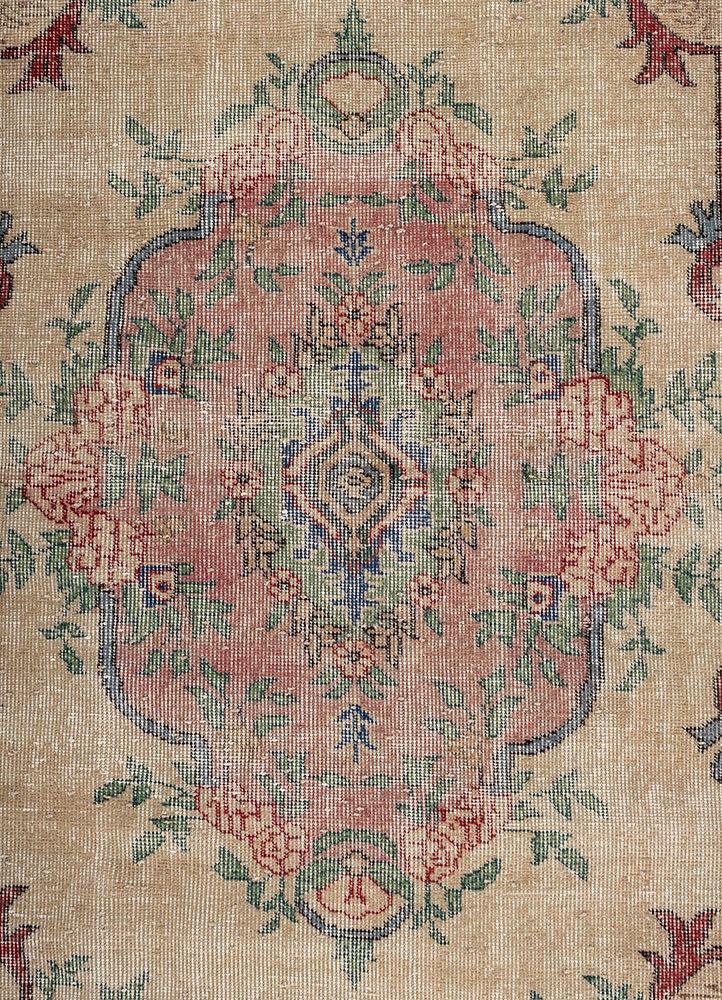 vintage ivory wool hand knotted Rug - CloseUp vintage ivory wool hand knotted Rug - CloseUp