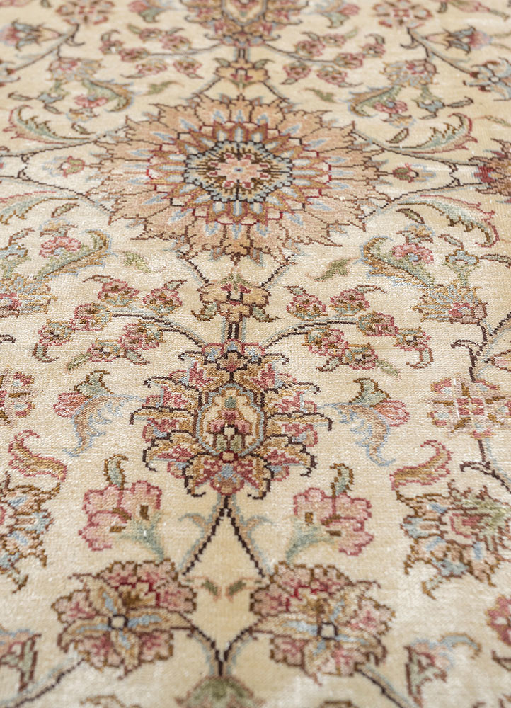 gulmarg red and orange silk hand knotted Rug - CloseUp