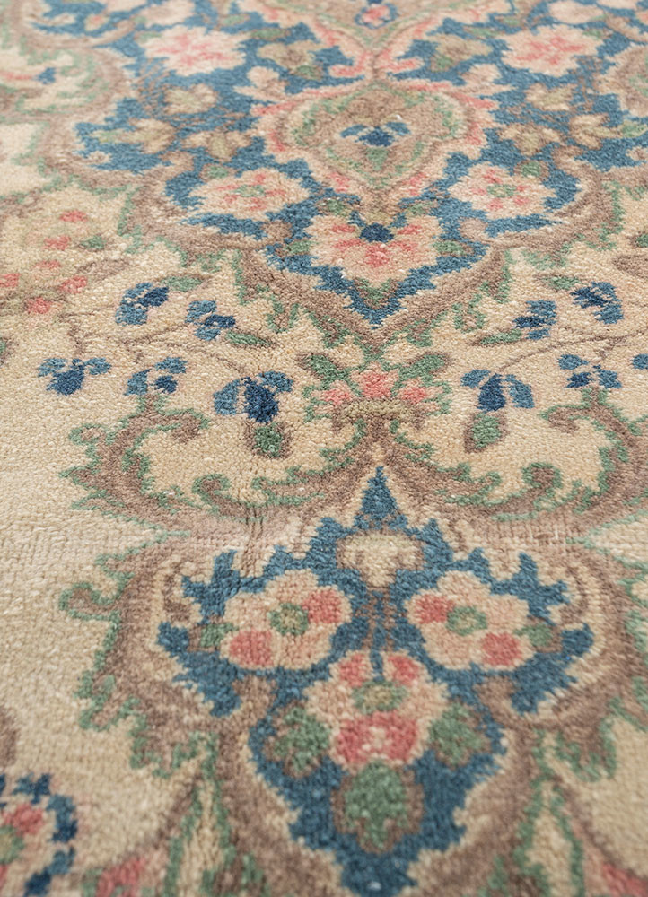 aalam green wool hand knotted Rug - CloseUp