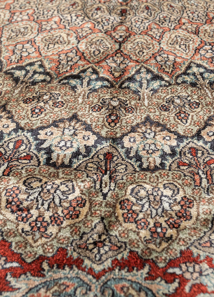 gulmarg red and orange silk hand knotted Rug - CloseUp
