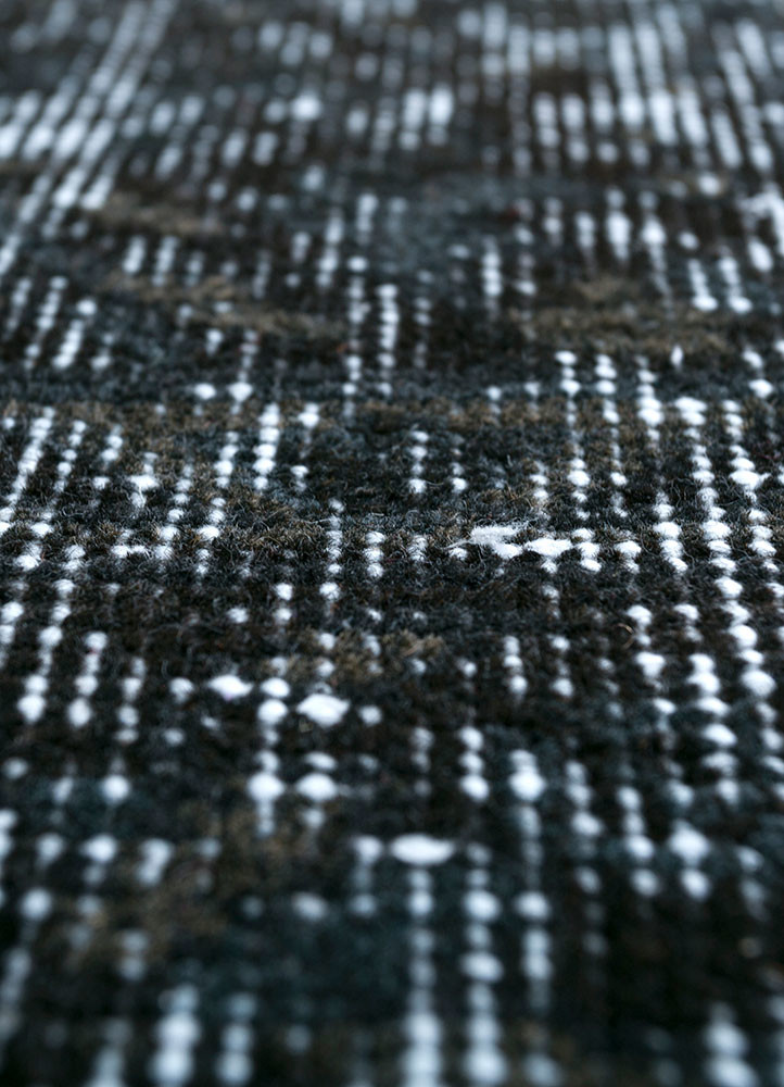 lacuna grey and black wool hand knotted Rug - CloseUp