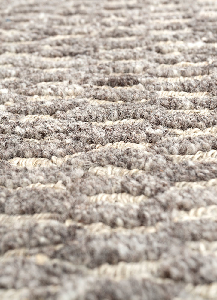 aprezo grey and black wool hand knotted Rug - CloseUp