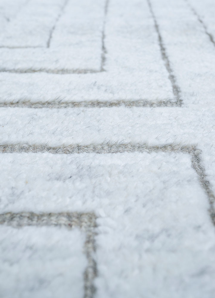 aprezo grey and black wool hand knotted Rug - CloseUp