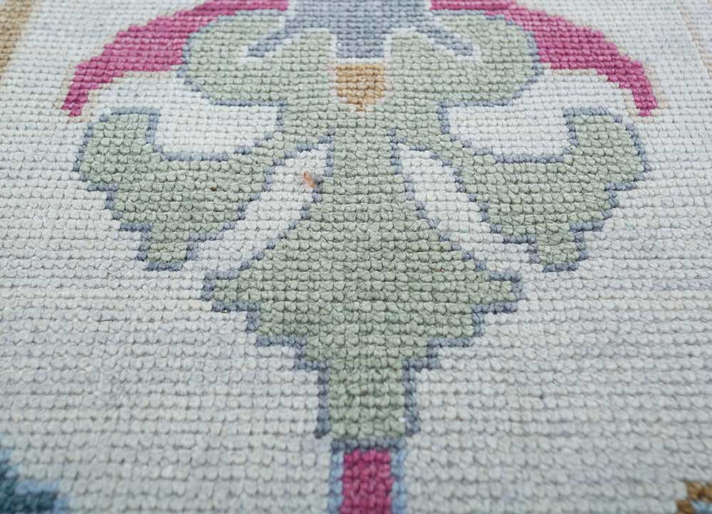 cyanna gold wool hand knotted Rug - CloseUp