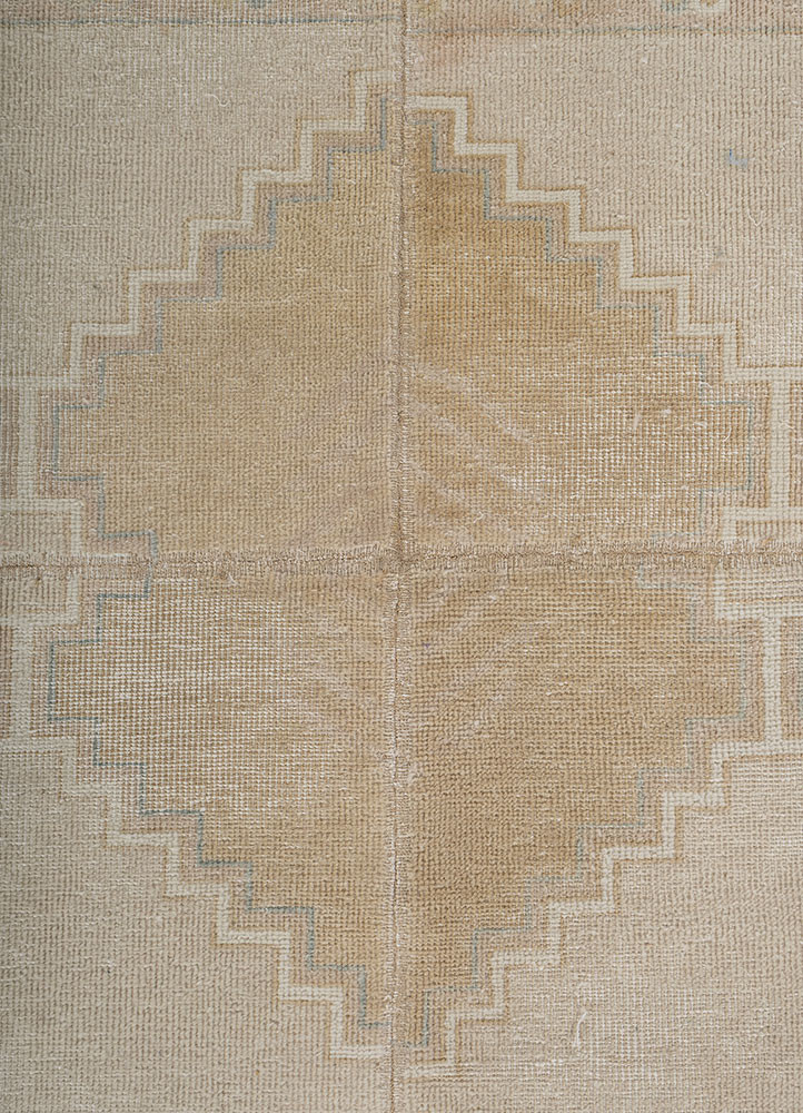 aprezo beige and brown wool hand knotted Rug - CloseUp