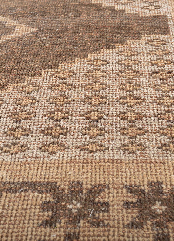 erbe beige and brown wool hand knotted Rug - CloseUp