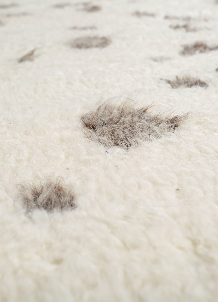 manifest ivory wool hand knotted Rug - CloseUp