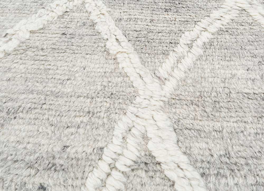 zuri grey and black wool hand knotted Rug - CloseUp