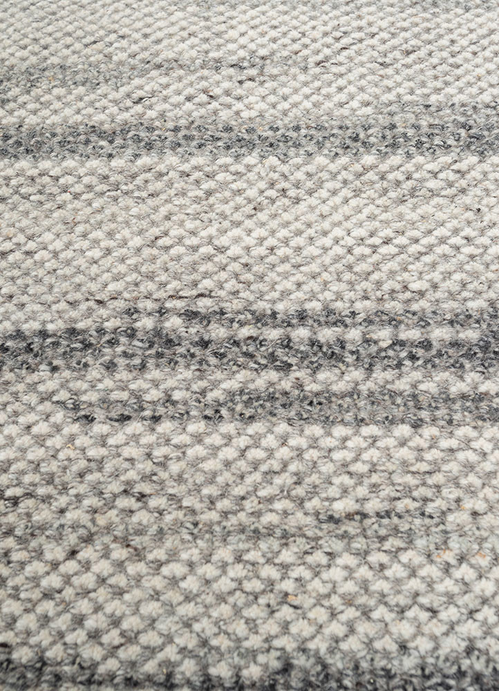 uvenuti grey and black wool hand knotted Rug - CloseUp
