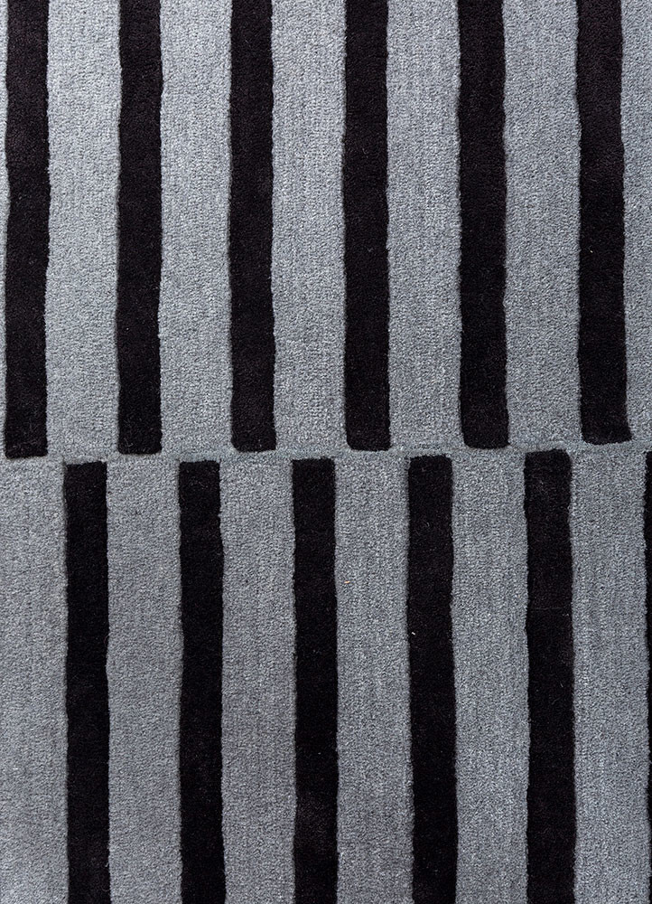 faces grey and black wool and viscose hand tufted Rug - CloseUp