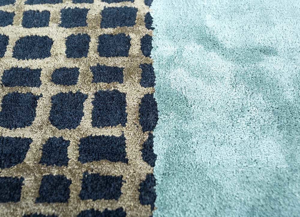 linear blue wool and viscose hand tufted Rug - CloseUp