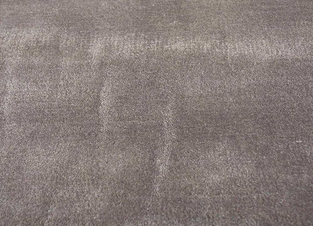 cera grey and black viscose hand tufted Rug - CloseUp