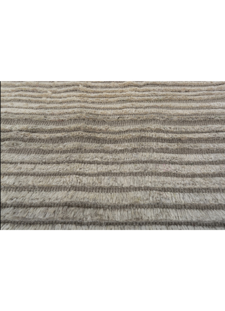 aprezo ivory wool and silk hand knotted Rug - CloseUp