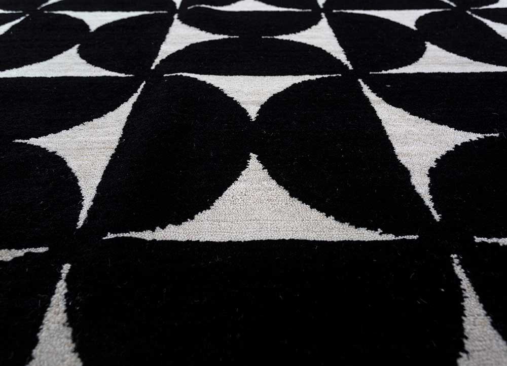 aprezo grey and black wool hand knotted Rug - CloseUp