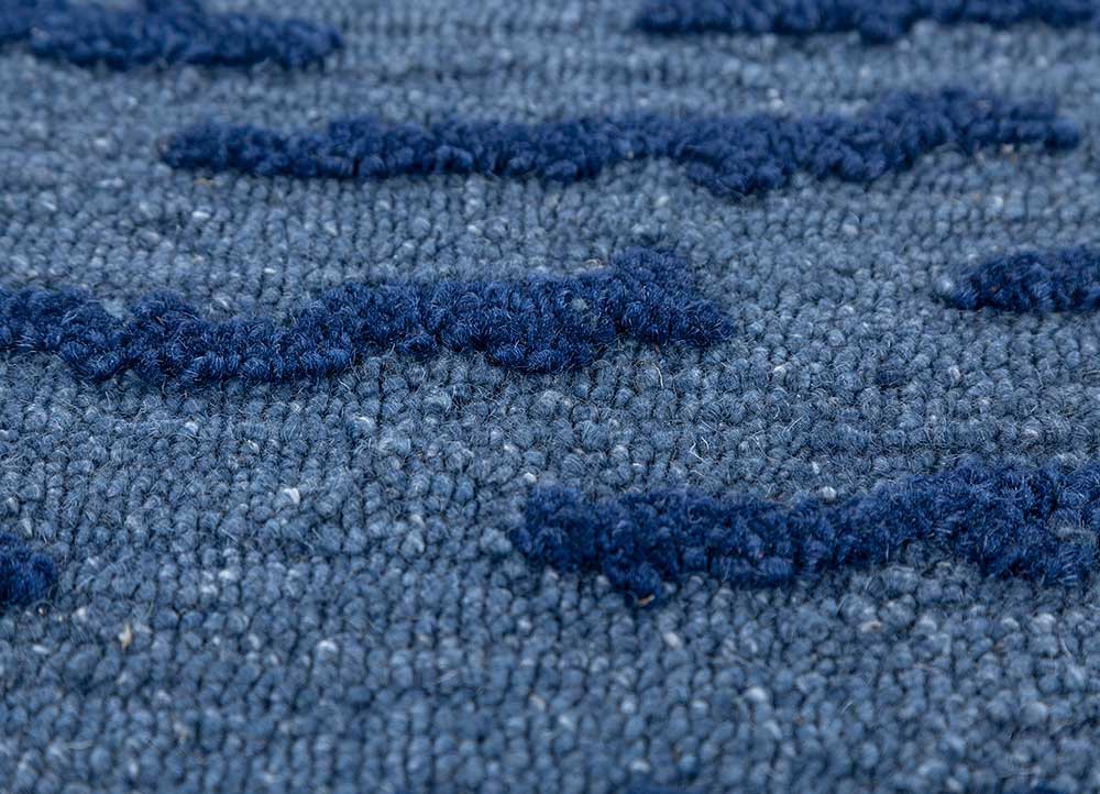 linear blue wool and viscose hand tufted Rug - CloseUp