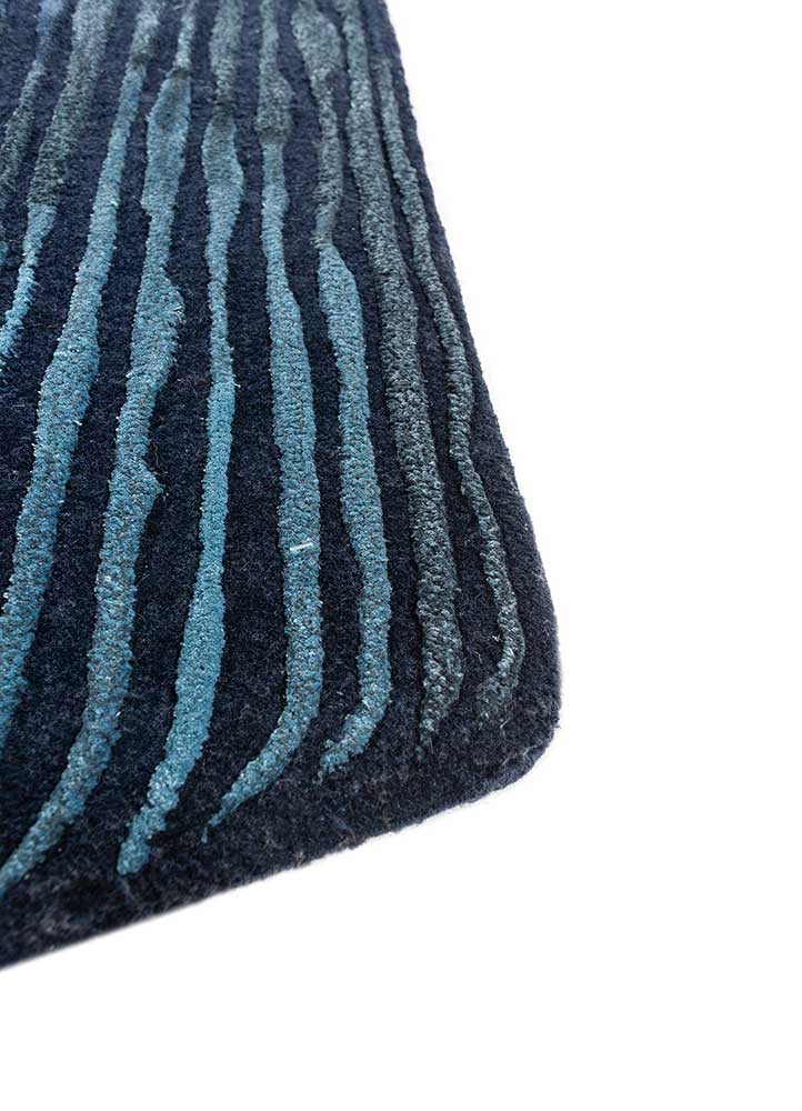 lucid blue wool and viscose hand tufted Rug - Corner