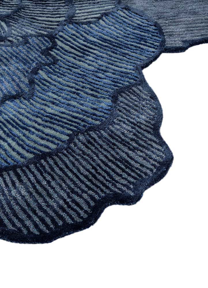 aurelia blue wool and viscose hand tufted Rug - Corner