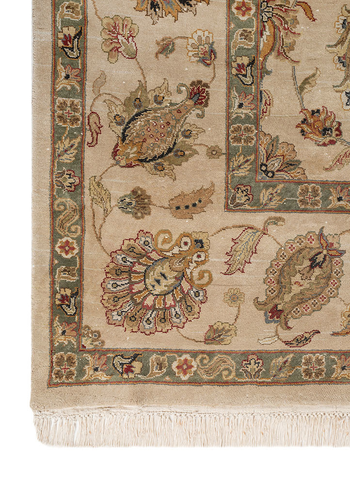 gulmarg ivory silk hand knotted Rug - Corner