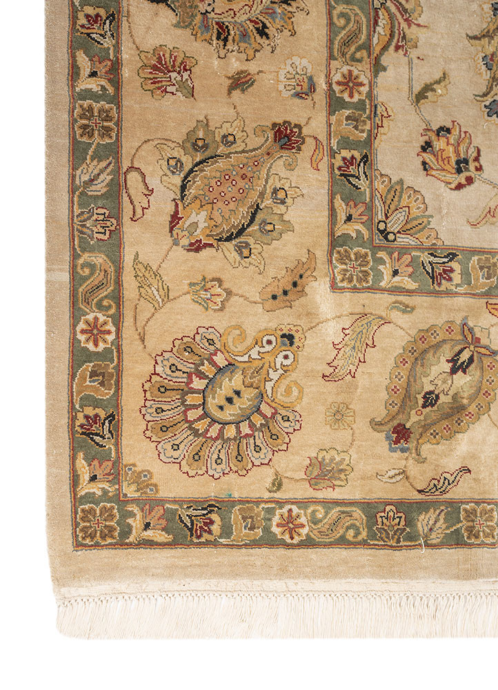 gulmarg ivory silk hand knotted Rug - Corner