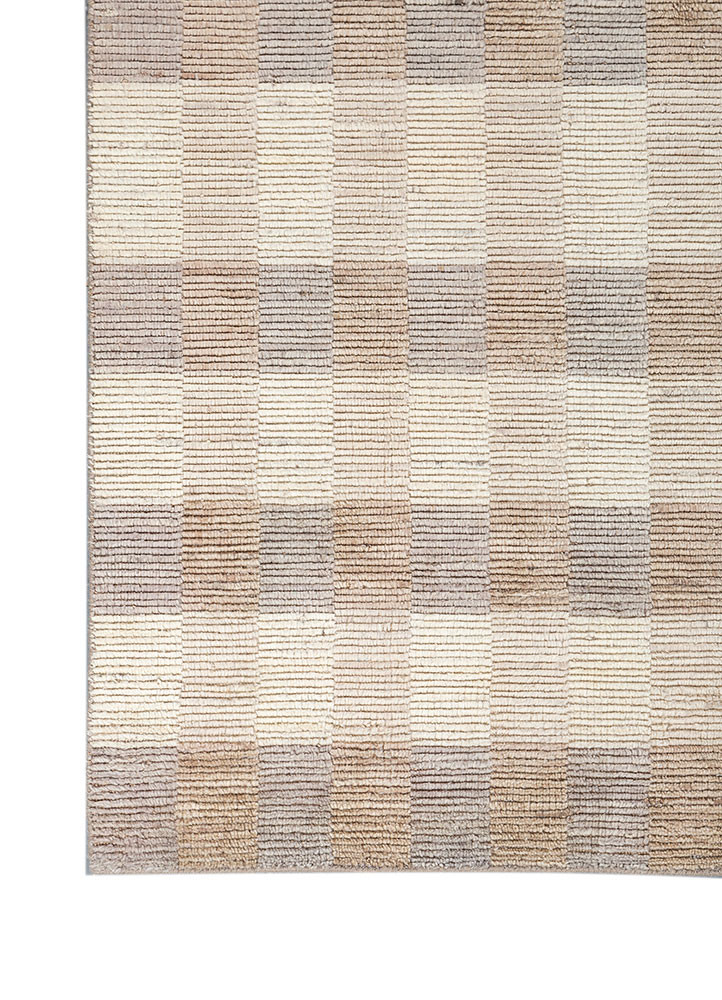 saga ivory wool hand loom Rug - Corner