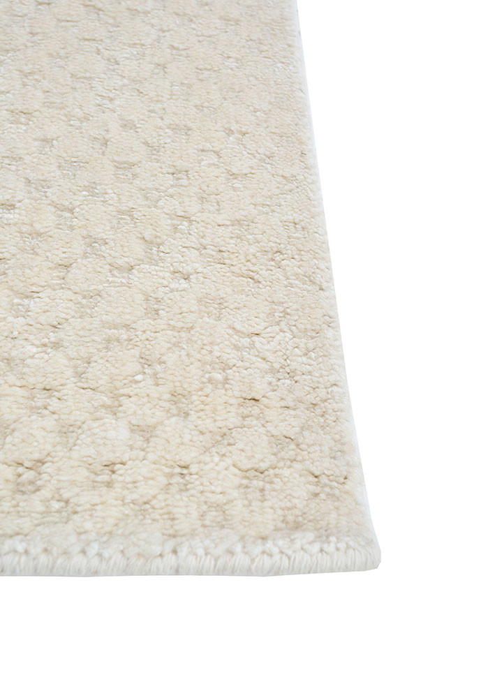 saga ivory wool hand loom Rug - Corner